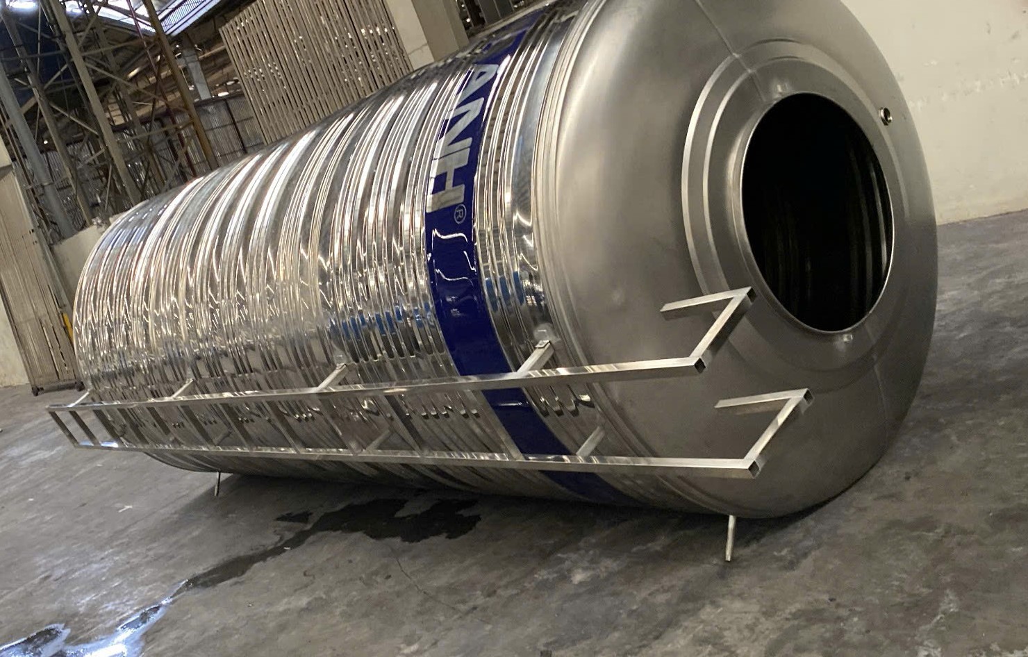 Cẩu dựng bồn inox công nghiệp 12000L đứng